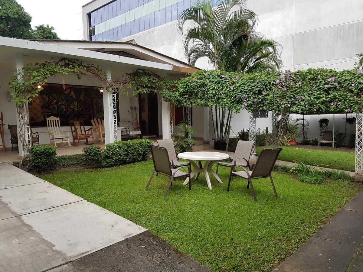 Hostal Aqui Me Quedo San Pedro Sula Exterior photo